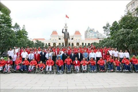 Вьетнамская спортивная команда позирует фотографу перед отъездом на Паралимпийские игры АСЕАН 11 в Индонезии. (Фото: ВИА) 