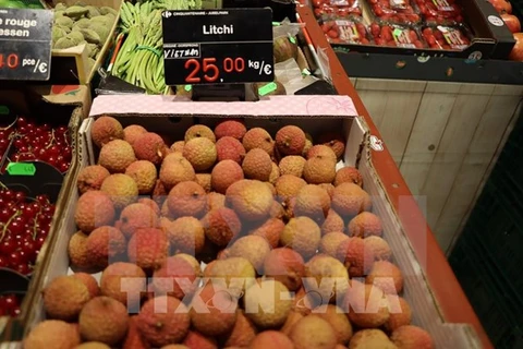 Вьетнамский личи продается в продуктовом магазине Carrefour Tongres в Брюсселе, Бельгия. (Фото: ВИА) 