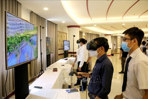 Делегаты знакомятся с туристическим 3D-пространством при запуске портала «умного» туризма в Биньтхуане. (Фото: ВИА)