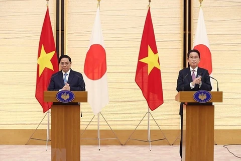 Премьер-министр Японии Кисида Фумио (справа) и его вьетнамский коллега Фам Минь Тьинь (Фото: ВИА)