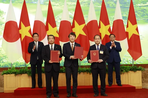 Представители JCCI, JETRO и NIC обмениваются подписанными экземплярами Меморандума о сотрудничестве в присутствии премьер-министров Вьетнама и Японии. (Источник: baodautu.vn)