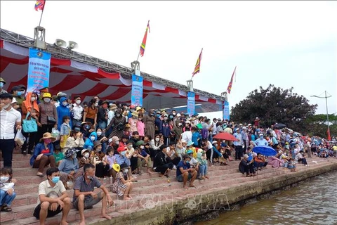 Тысячи местных жителей и туристов посещают традиционный фестиваль лодочных гонок 2022 года по реке Нятле в городе Донгхой. (Фото: ВИА)