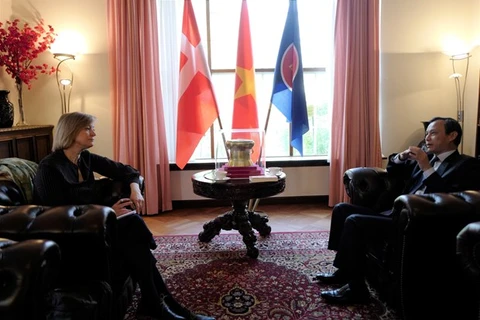 Посол Лыонг Тхань Нги и президент DAVIFO Трине Клю Доан (Фото: ВИА) 
