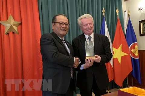 Посол Вьетнама в Чешской Республике Тхай Суан Зунг вручает премию писателю Карелу Сису. (Фото: Нгок Биен / ВИА)