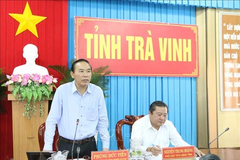 Заместитель министра Фунг Дык Тьен выступает на встрече