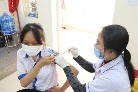 В этом месяце Куангнинь сосредоточилась на прививке первой и второй дозами вакцины против COVID-19 детей в возрасте от 5 до 12 лет и третьей прививке детям в возрасте от 12 до 18 лет. (Фото: ВИА) 
