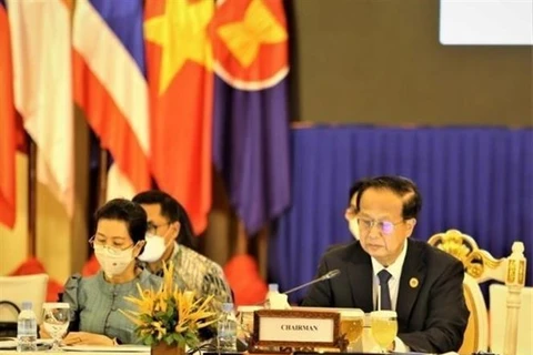 Министр торговли Камбоджи Пан Сорасак, председатель AEM-54, председательствует на консультативном совещании министров экономики АСЕАН-ЕС. (Фото: ВИА)