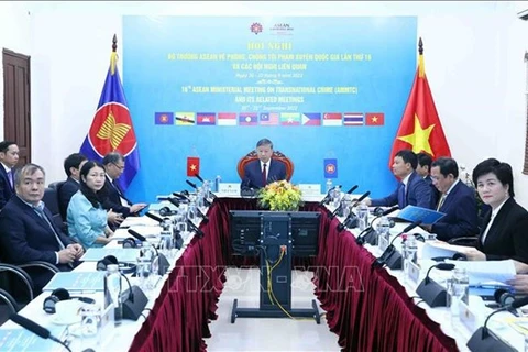 Член Политбюро, министр общественной безопасности генерал То Лам (в центре) участвует в онлайн-встрече из Ханоя. (Фото: ВИА) 