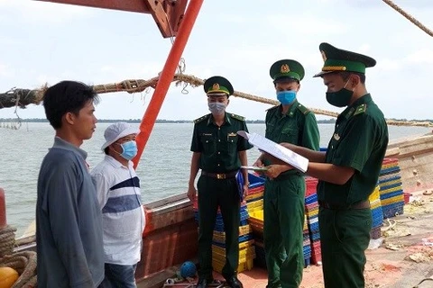 Пограничники популяризируют среди рыбаков правила рыболовства (Источник: https://kiengiang.gov.vn/) 