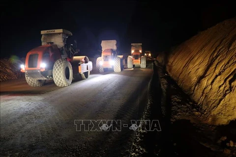 Строительство участка скоростной автодороги Север-Юг в уезде Фонгдиен провинции Тхыатхиен-Хюэ. (Фото: ВИА)