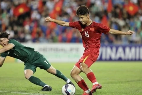 Лонг Ву (в красном) забил второй гол за Вьетнам. (Фото: ВИА) 