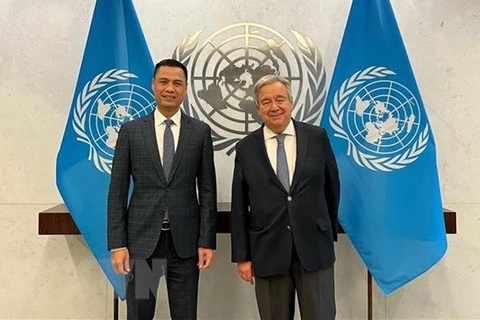 Посол Данг Хоанг Жанг (слева) и Генеральный секретарь ООН Антониу Гутерриш (Фото: ВИА) 