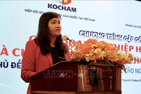 Заместитель директора ITPC, г-жа Као Тхи Фи Ван выступает с речью на встрече. (Фото: ВИА)