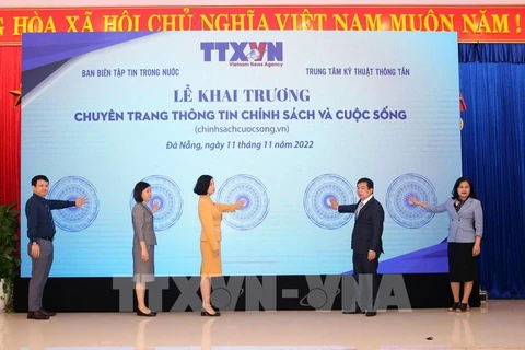 Руководители ВИА принимают участие в церемонии открытия специализированного информационного сайта Chinhsachcuocsong.vn. (Фото: ВИА) 