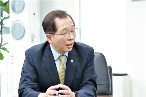 Министр океанов и рыболовства РК Чо Сын Хван. 