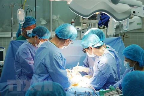 Врачи больницы Чорэй в Хошимине проводят извлечение органов у доноров. (Фот: ВИА)