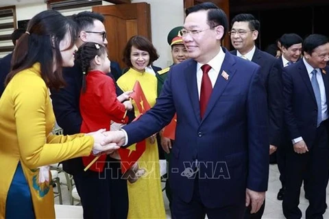Председатель Национального собрания Выонг Динь Хюэ встречается с сотрудниками посольства Вьетнама на Филиппинах. (Фото: ВИА)