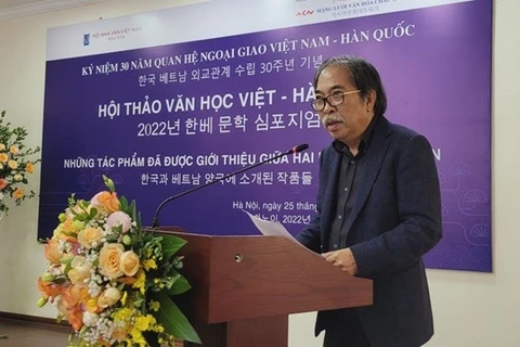 Поэт Нгуен Куанг Тхиеу выступает на мероприятии (Фото: ВИА) 