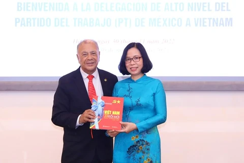 Генеральный директор ВИА Ву Вьет Чанг (справа) и генеральный секретарь МРП Альберто Анайя Гутьеррес. (Фото: ВИА) 