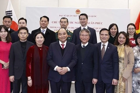 Президент Нгуен Суан Фук (четвертый слева) и представители посольства Вьетнама и вьетнамской общины в РК позируют фотографу на встрече 4 декабря. (Фото: ВИА) 