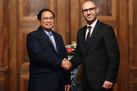 Премьер-министр Фам Минь Тьинь (слева) и генеральный секретарь СПС Марчин Чепелак (Фото: ВИА)