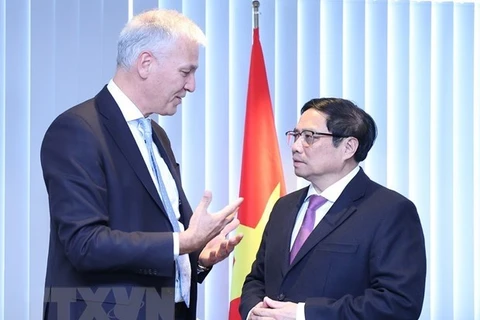 Премьер-министр Фам Минь Тьинь (справа) принимает председателя Бельгийско-вьетнамского альянса (BVA) Андриса Гриффруа (Фото: ВИА) 