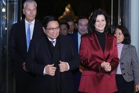 Премьер-министр Фам Минь Тьинь (спереди слева) и председатель Сената Бельгии Стефани ДХозе на встрече 15 декабря (Фото: ВИА)