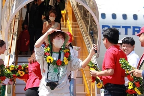 Корейских туристов приветствуют во Вьетнаме (Фото: hanoimoi.com.vn)