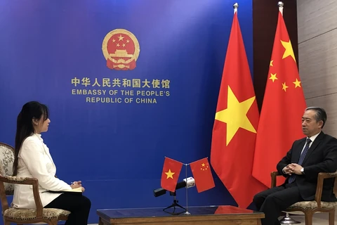 Посол Китая во Вьетнаме Сюн Ба дает интервью корреспонденту ВИА по случаю Нового года. (Фото: ВИА)