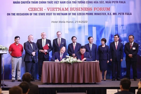 Премьер-министр Фам Минь Тьинь (в центре) и его чешский коллега Петр Фиала (четвертый слева) стали свидетелями подписания соглашения о сотрудничестве между Vietjet и чешской авиакомпанией F Air. (Фото: ВИA)
