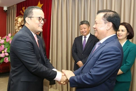 Секретарь Ханойского парткома Динь Тьен Зунг (справа) 4 апреля встретился с послом Доминиканской Республики во Вьетнаме Франсиско Родригесом. (Фото: hanoimoi.com.vn)