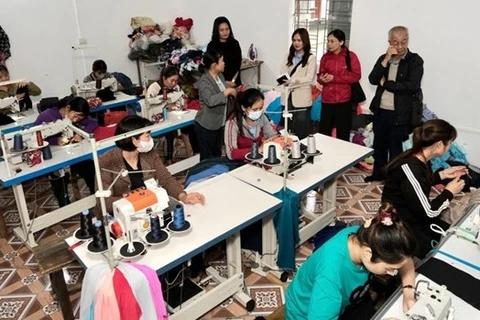 Многие люди с ограниченными возможностями в горном уезде Ньокуан, Ниньбинь, получили швейные машины, чтобы иметь стабильную работу и увеличить свои доходы. (Фото: nhandan.vn)