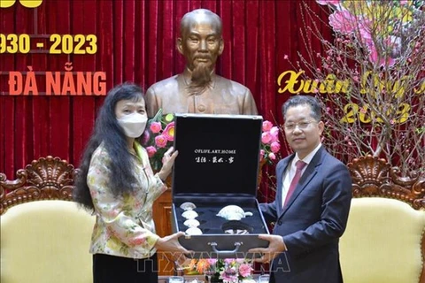 Генеральный консул КНР в городе Дананг Дун Бию (слева) вручает подарок секретарю партийного комитета города Дананг Нгуен Ван Куангу. (Фото: ВИА)