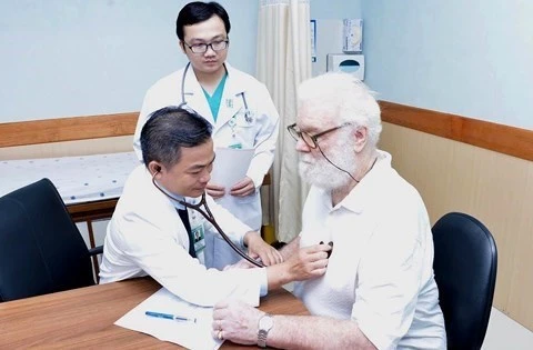 Вьетнамский врач проверяет здоровье иностранного туриста (Фото: ВИА)