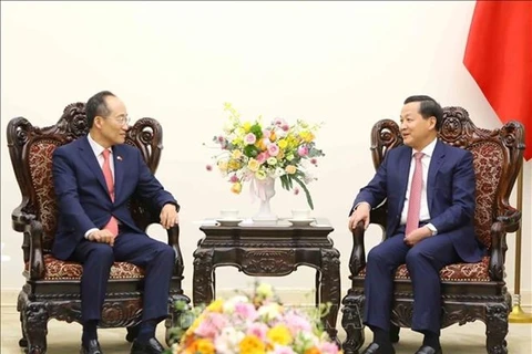 Заместитель премьер-министра Ле Минь Кхай (справа) встретился с заместителем премьер-министра РК Чу Кёнхо, который также является министром экономики и финансов. (Фото: ВИA)