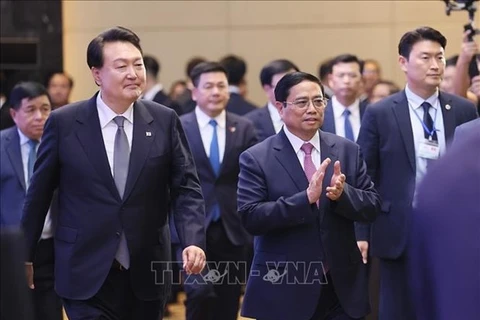 Премьер-министр Фам Минь Тьин и президент РК Юн Сук Ёль на бизнес-форуме Вьетнам-РК (Фото: ВИА)