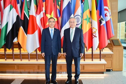 Посол Вьетнама в Таиланде Фан Чи Тхань (слева) и вице-премьер и министр иностранных дел Таиланда Дон Праматвинай. (Фото: ВИА) 