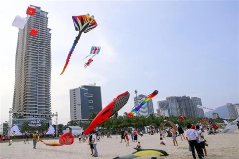 Люди запускают воздушных змеев на пляже в городе Дананг. (Фото: ВИA)