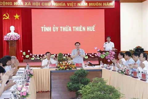 На рабочей встрече председателя Национального собрания Выонг Динь Хюэ с Постоянным бюро партийного комитета провинции Тхыатхиен-Хюэ. (Фото: ВИA)