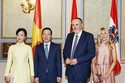Президент Во Ван Тхыонг (второй слева), губернатор австрийской земли Бургенланд Ханс Петер Доскозил (второй справа) и их супруги позируют для совместного фото 25 июля. (Фото: ВИA)