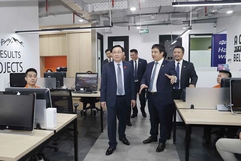 Председатель НС Выонг Динь Хюэ (слева) посещает штаб-квартиру FPT Indonesia в Джакарте 6 августа. (Фото: ВИА)