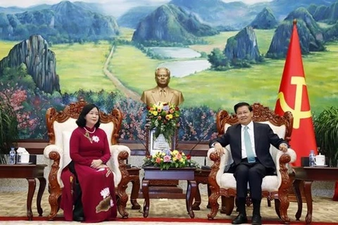 Президент Лаоса Тхонглун Сисулит (справа) принимает заведующую Отделом ЦК КПВ по работе с народными массами Буй Тхи Минь Хоай. (Фото: ВИA)