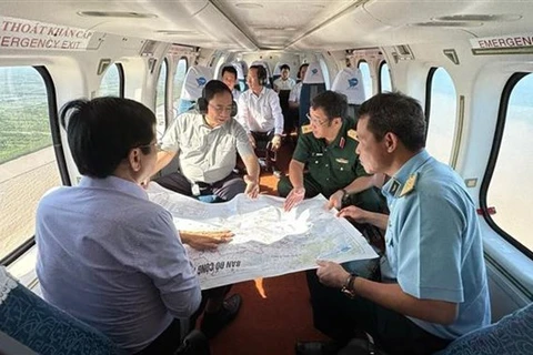 Премьер-министр Фам Минь Тьинь изучает ситуацию с эрозией берегов в провинциях дельты Меконга. (Фото: ВИА)