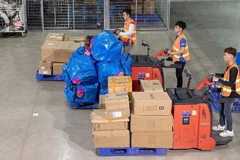 Транспортировка товаров на складе вьетнамской платформы электронной коммерции Lazada (Фото: hanoimoi.com.vn ) 