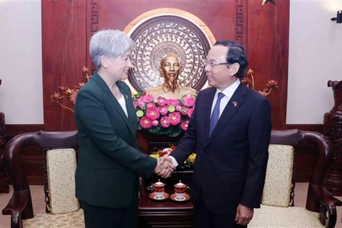 Секретарь парткома Хошимина Нгуен Ван Нен (справа) пожимает руку министру иностранных дел Австралии Пенни Вонгу (Фото: ВИА)