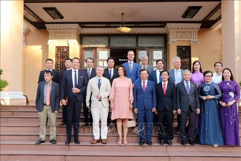 Председатель Сената Бельгии Стефани ДХосе (первый ряд, 4-й слева) посетила провинцию Тхыатхиен-Хюэ. (Фото: ВИA)