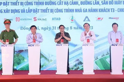 Премьер-министр Фам Минь Тьинь (в центре) и другие делегаты на церемонии. (Фото: ВИА)