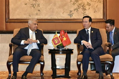 Президент Вьетнама Во Ван Тхыонг (справа) и его коллега из Шри-Ланки Ранил Викремесинге. (Фото: ВИА)
