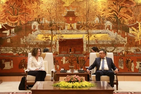 Председатель Ханойского народного комитета Чан Ши Тхань (справа) и Каролин Терк, директор Всемирного банка во Вьетнаме (Фото: hanoimoi.vn)
