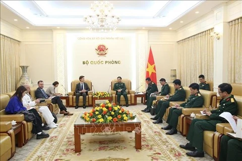 Министр национальной обороны генерал Фан Ван Жанг (справа) принимает в Ханое главу миссии Европейского союза (ЕС) во Вьетнаме посла Жюльена Герье. (Фото: ВИA)